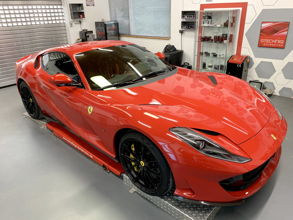 Ferrari 812 Superfast mit Keramik Beschichtung 